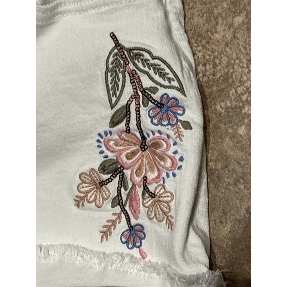 Abercrombie Girls High Rise Relaxed Embroidered Flower Shorts 11/12 EUC White - Picture 2 of 3